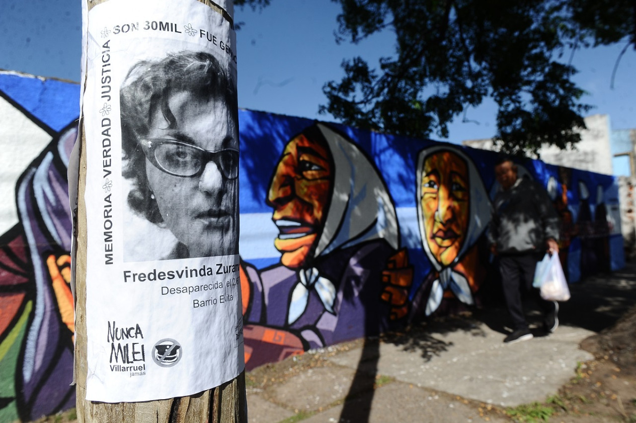 Los posters y pancartas en las inmediaciones donde votó Villarruel. Foto: Télam.