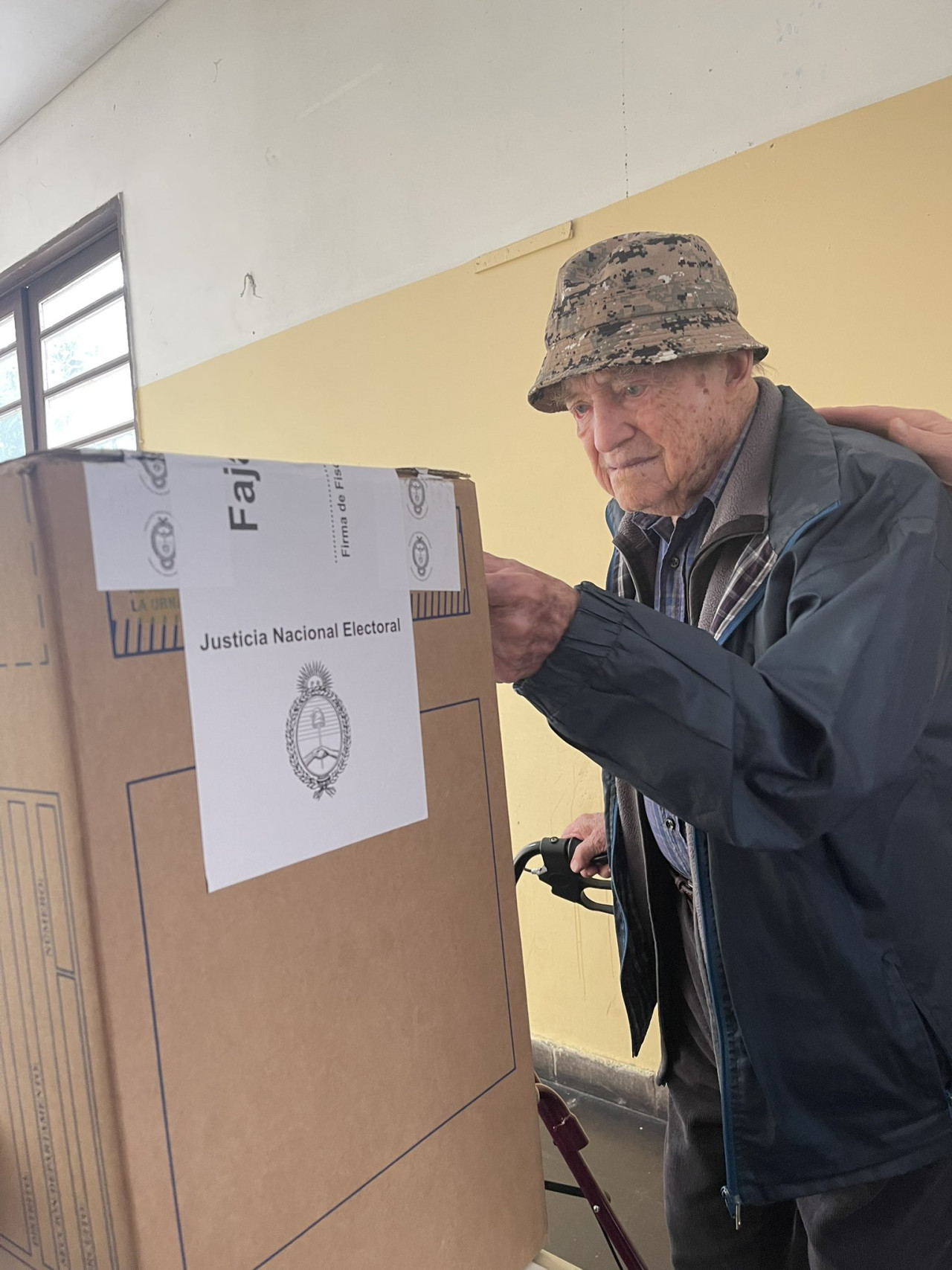 Con 106 años, emitió su voto, Foto: X