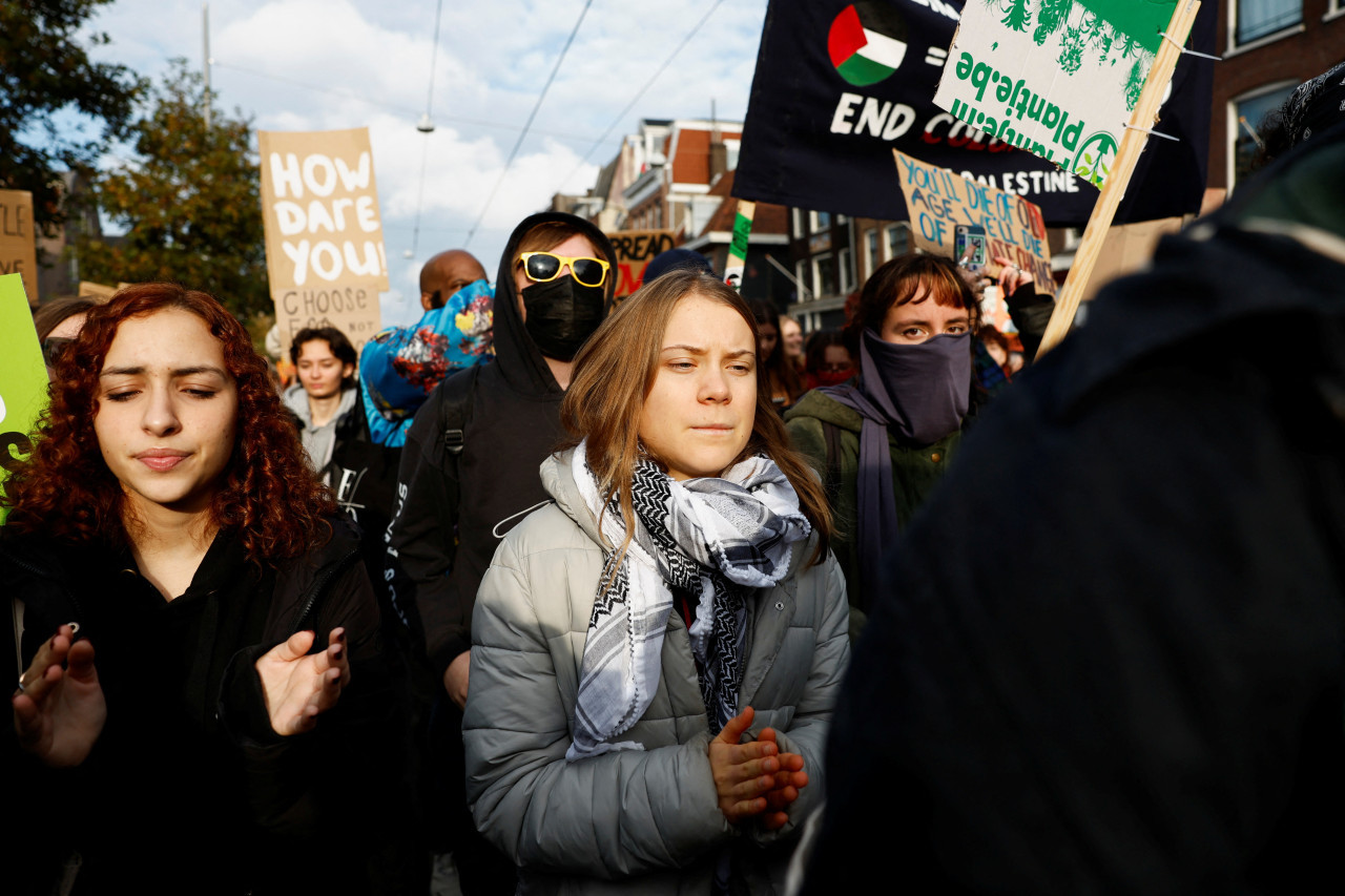 Greta Thunberg asiste a la Marcha por el Clima y la Justicia para exigir un cambio político antes de las elecciones en Ámsterdam, Países Bajos. Foto Reuters,