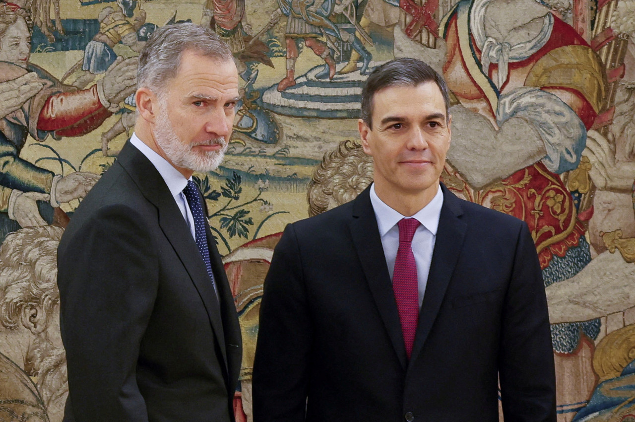 Sánchez toma juramento ante el rey Felipe VI. Foto: Reuters.