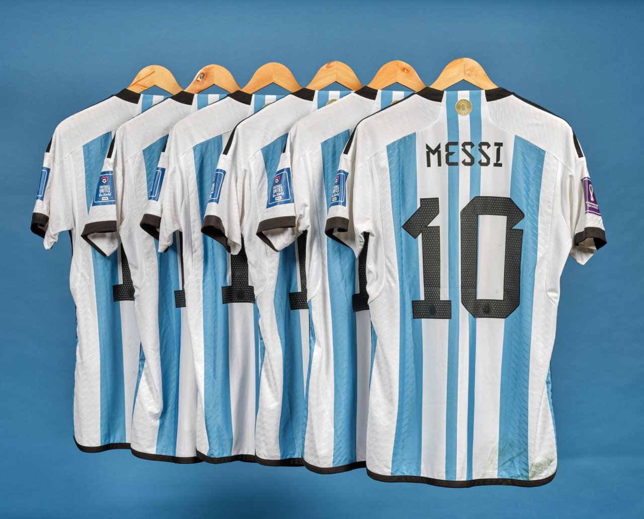 Subastan las camisetas que Messi lució en Qatar 2022. Foto: EFE.