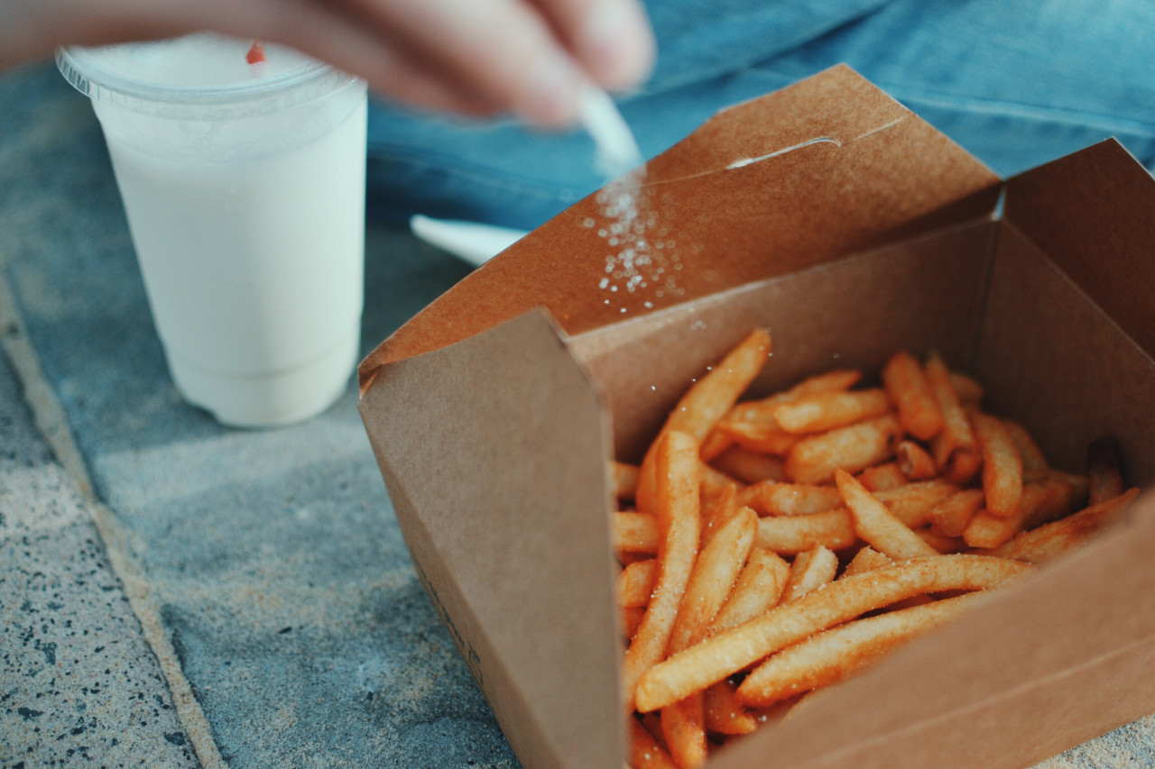 La presión arterial puede bajarse con una cucharadita menos de sal en las comidas. Foto: Unsplash