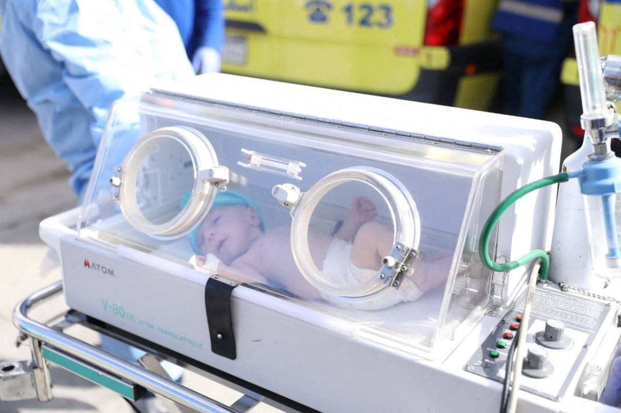 Un bebé prematuro en una incubadora de un hospital de Egipto. Foto: Reuters.