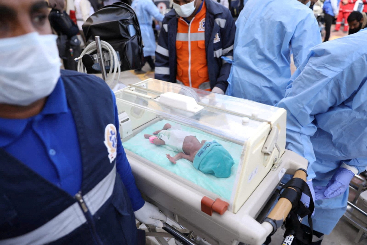 Bebés prematuros siendo trasladados de Gaza a Egipto. Foto: Reuters.