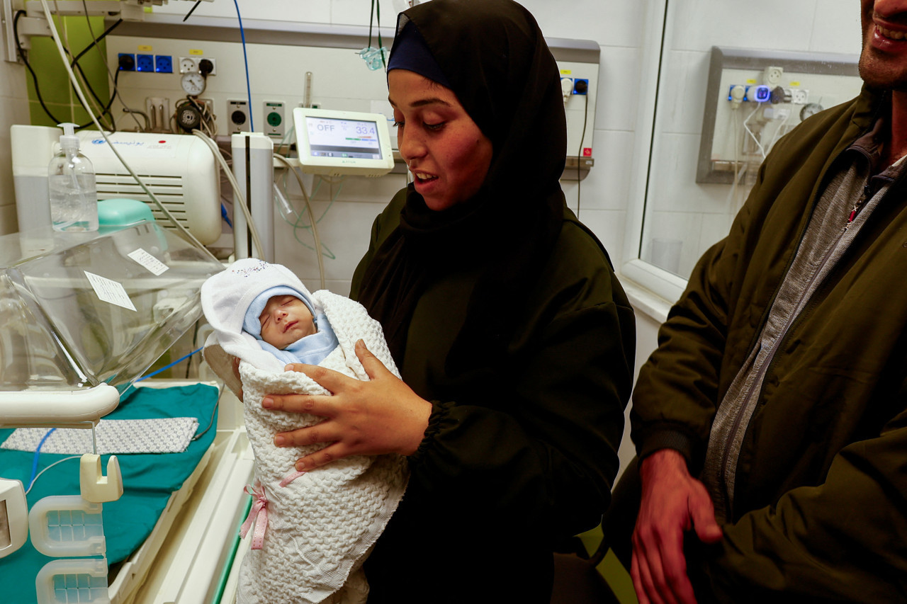 Mujer con su hijo prematuro, Gaza. Foto: Reuters.