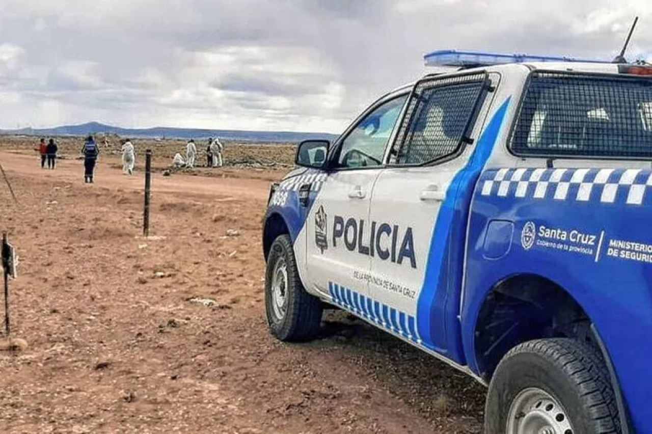 La policía trabajando en el lugar del hallazgo del cuerpo. Foto: ADN Sur