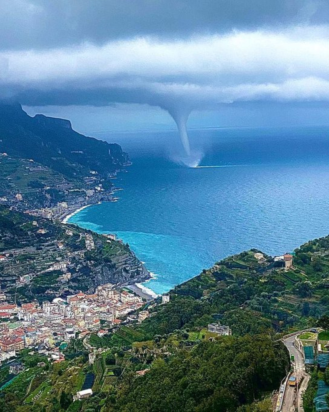 Tromba marina frente a la costa de Salerno, en Italia. Foto Twitter @GeotechTips.
