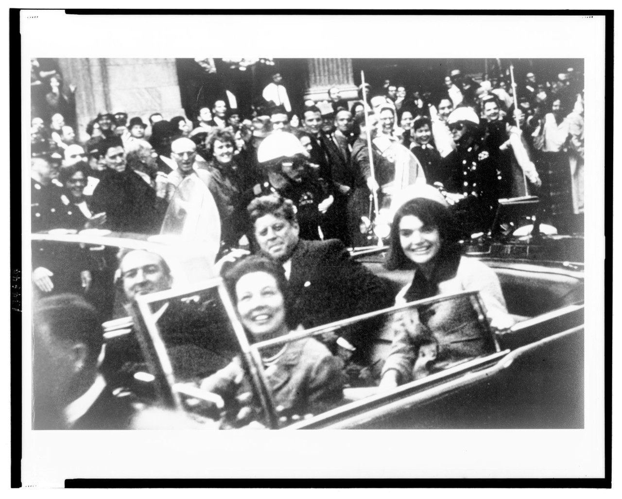 John Kennedy saluda a la multitud antes del inicio de un mitin, el 22 de noviembre de 1963 en el estacionamiento del Hotel Texas en Fort Worth, Texas (EE.UU). EFE