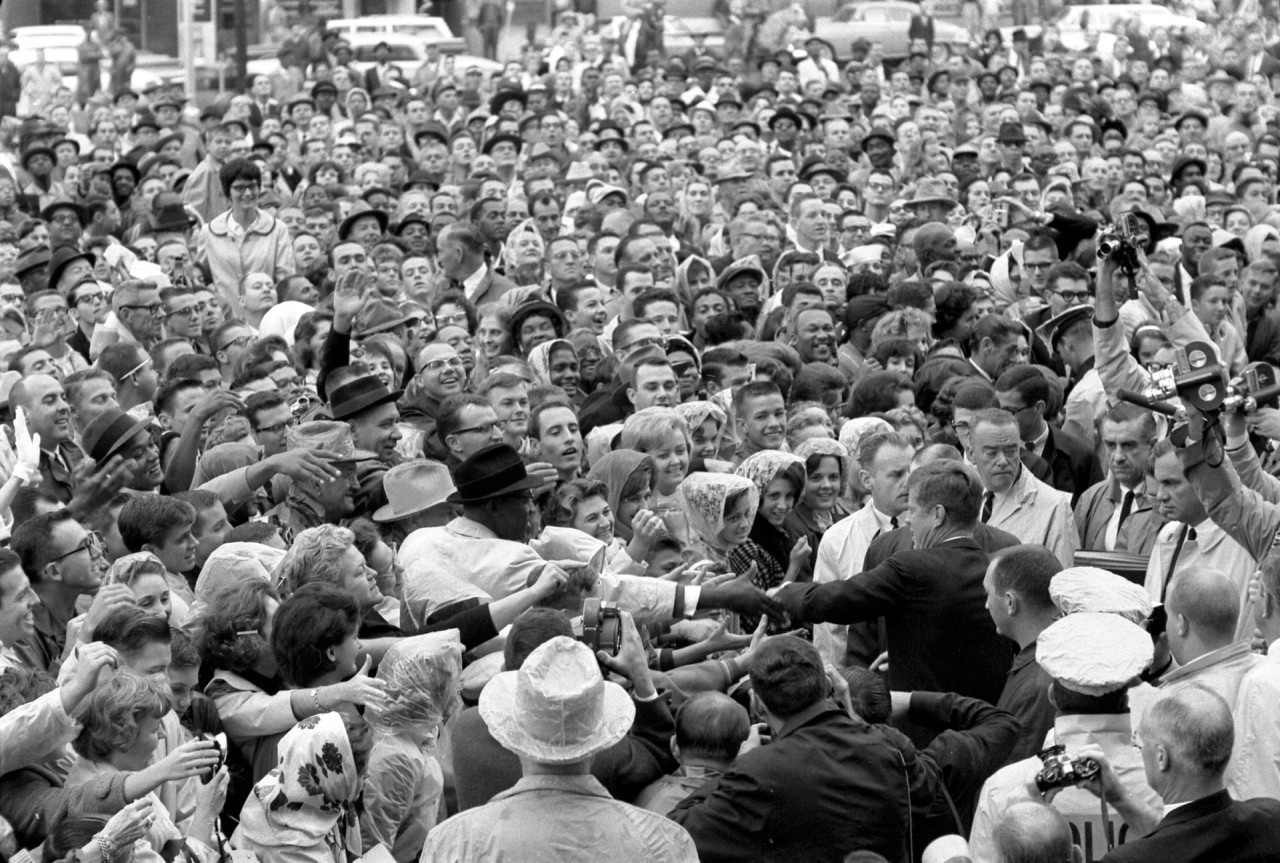 John F. Kennedy donde aparece el mandatario (c-d) mientras saluda a la multitud antes del inicio de un mitin, el 22 de noviembre de 1963 en el estacionamiento del Hotel Texas en Fort Worth, Texas (EE.UU). EFE