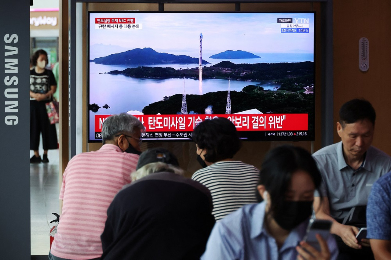 Pasajeros miran un televisor que emite una noticia sobre Corea del Norte lanzando un cohete espacial, en una estación de tren en Seúl, Corea del Sur. Foto: Reuters.