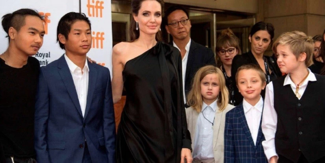 Angelina Jolie junto a sus hijos. Foto: NA.