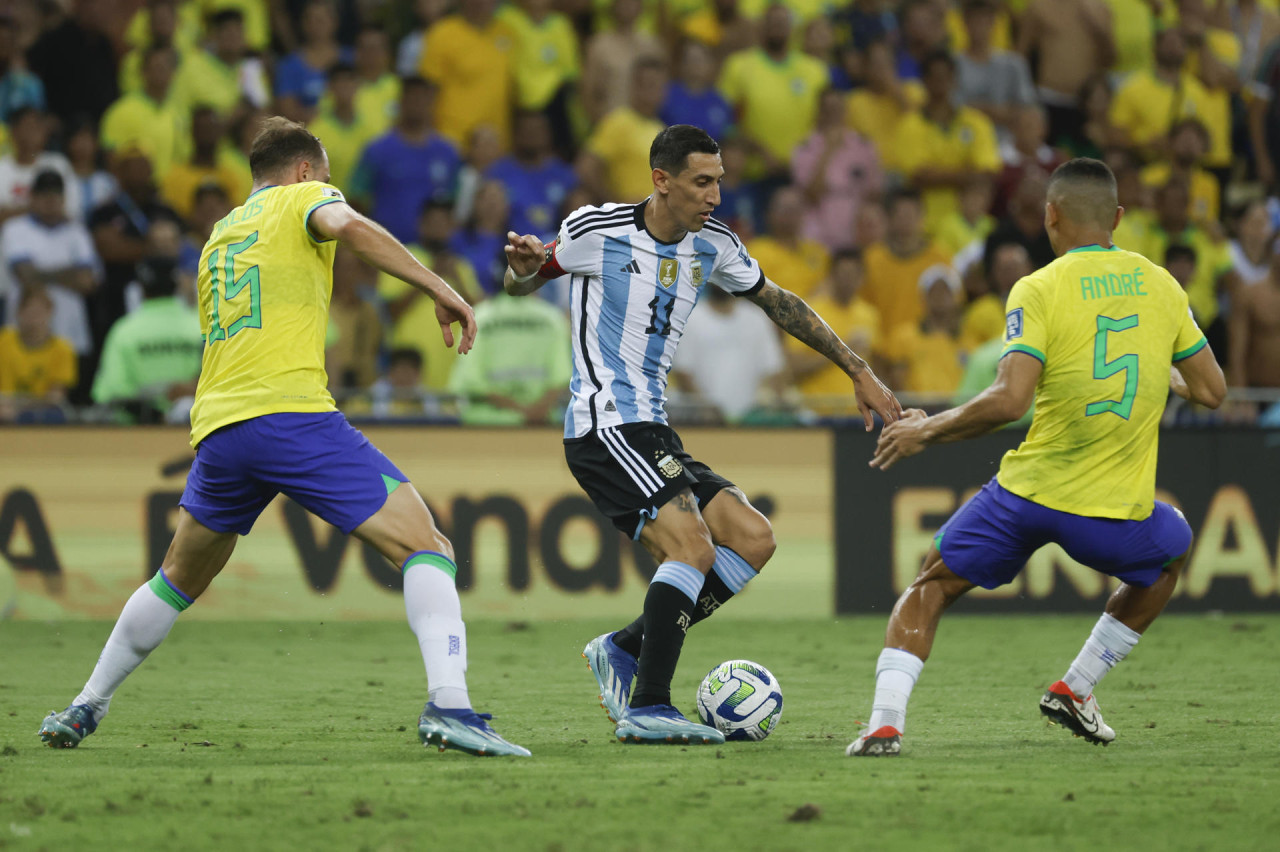 Ángel Dí María en el partido ante Brasil por Eliminatorias. Foto: EFE.