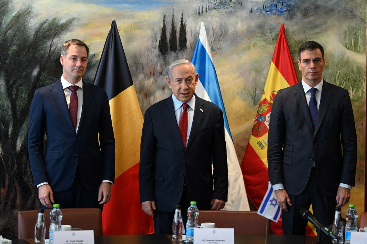 Pedro Sánchez, Benjamin Netanyahu y Alexander de Croo. Foto: Reuters.
