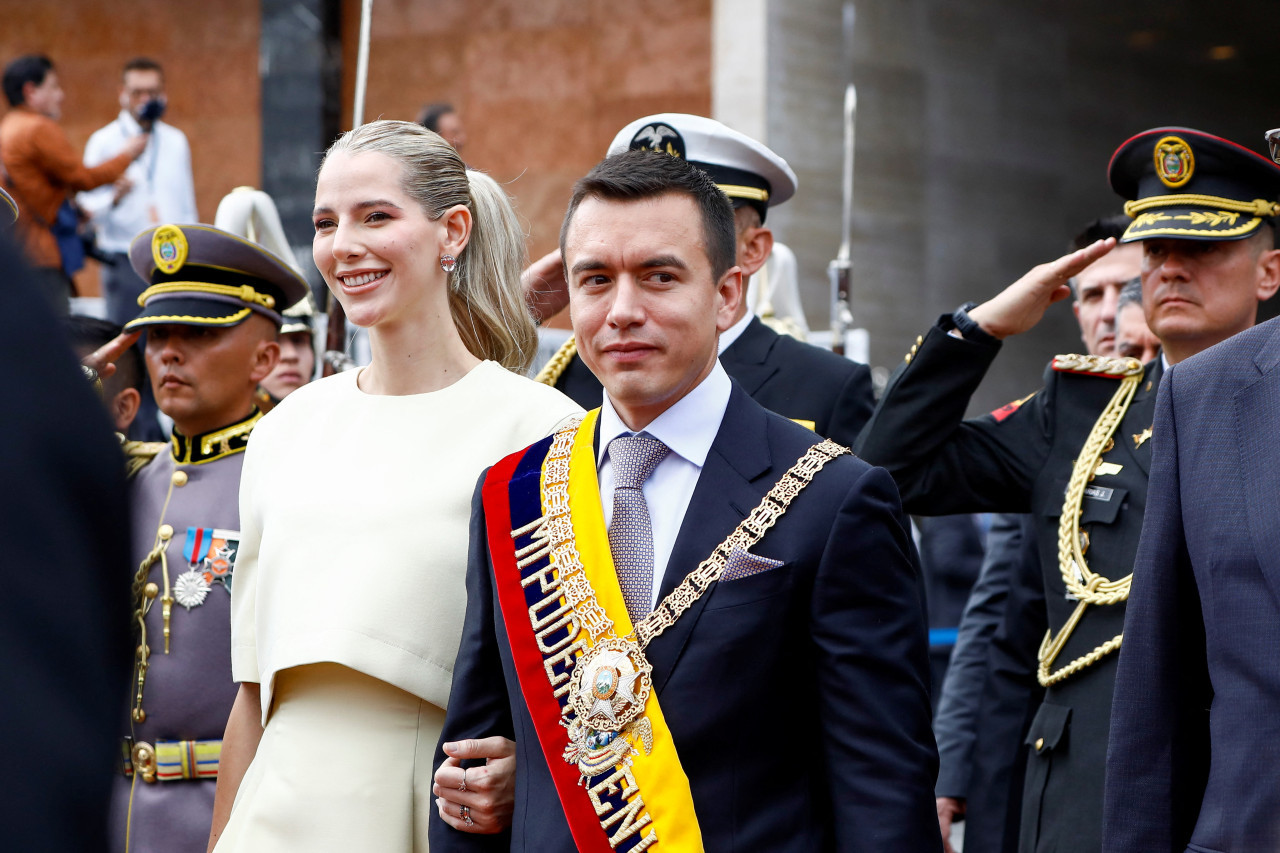 El Presidente de Ecuador, Daniel Noboa , y su esposa Lavinia Valbonesi caminan después de la ceremonia de juramento de Noboa en la Asamblea Nacional, en Quito, Ecuador. Reuters