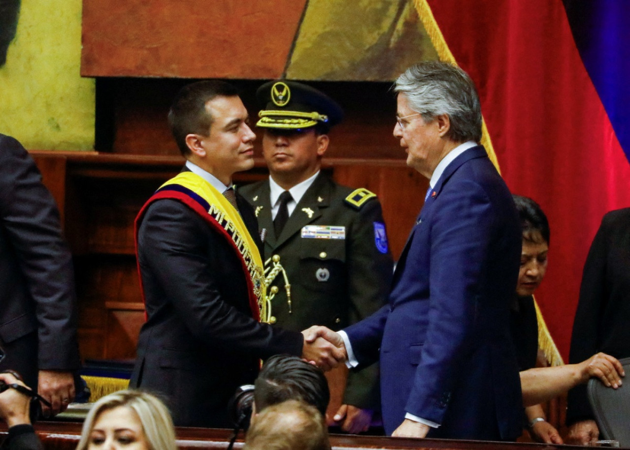 El saludo entre Daniel Noboa y Guillermo Lasso. Foto: Reuters.