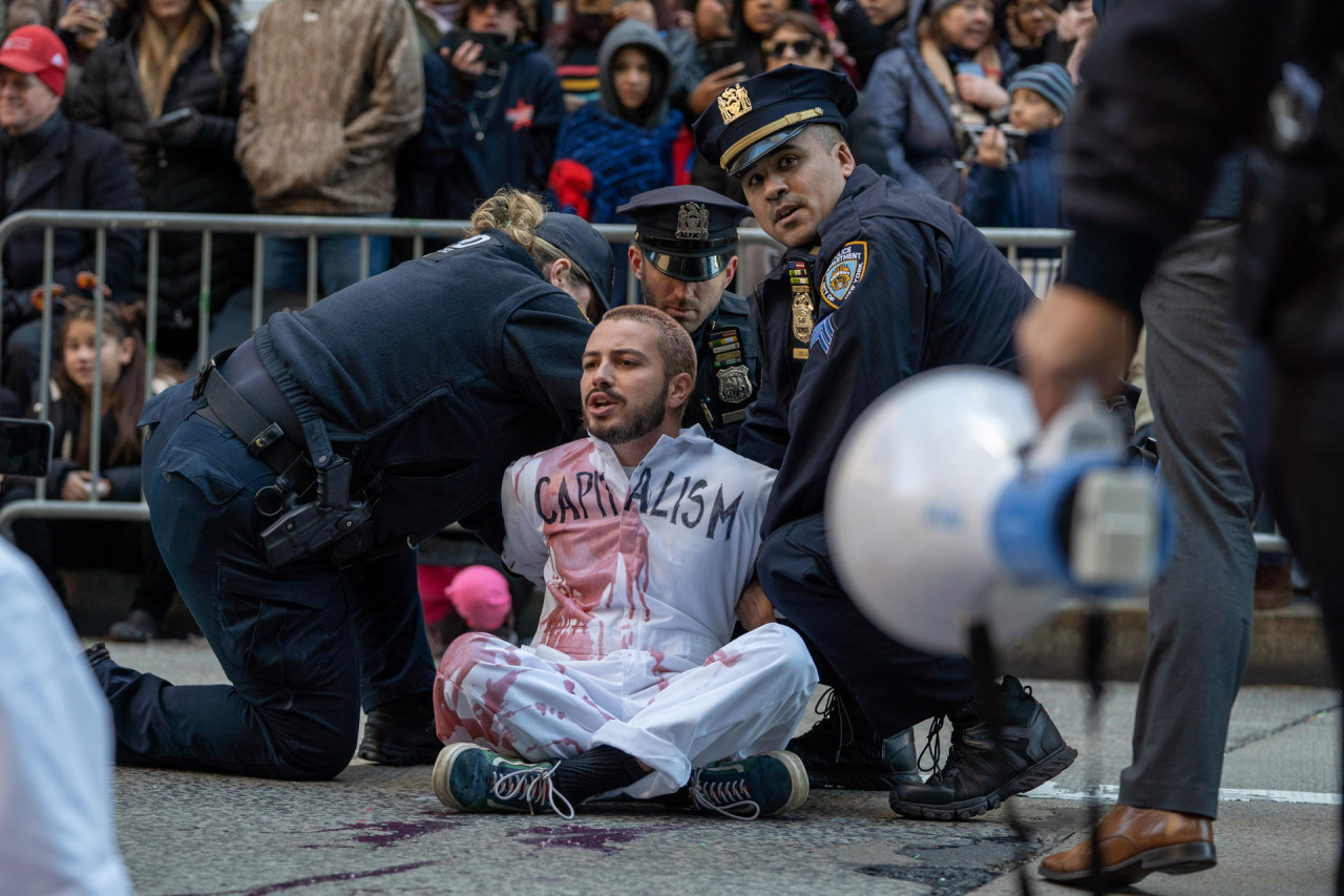 Protestas en el desfile del Día de Acción de Gracias. Foto: EFE