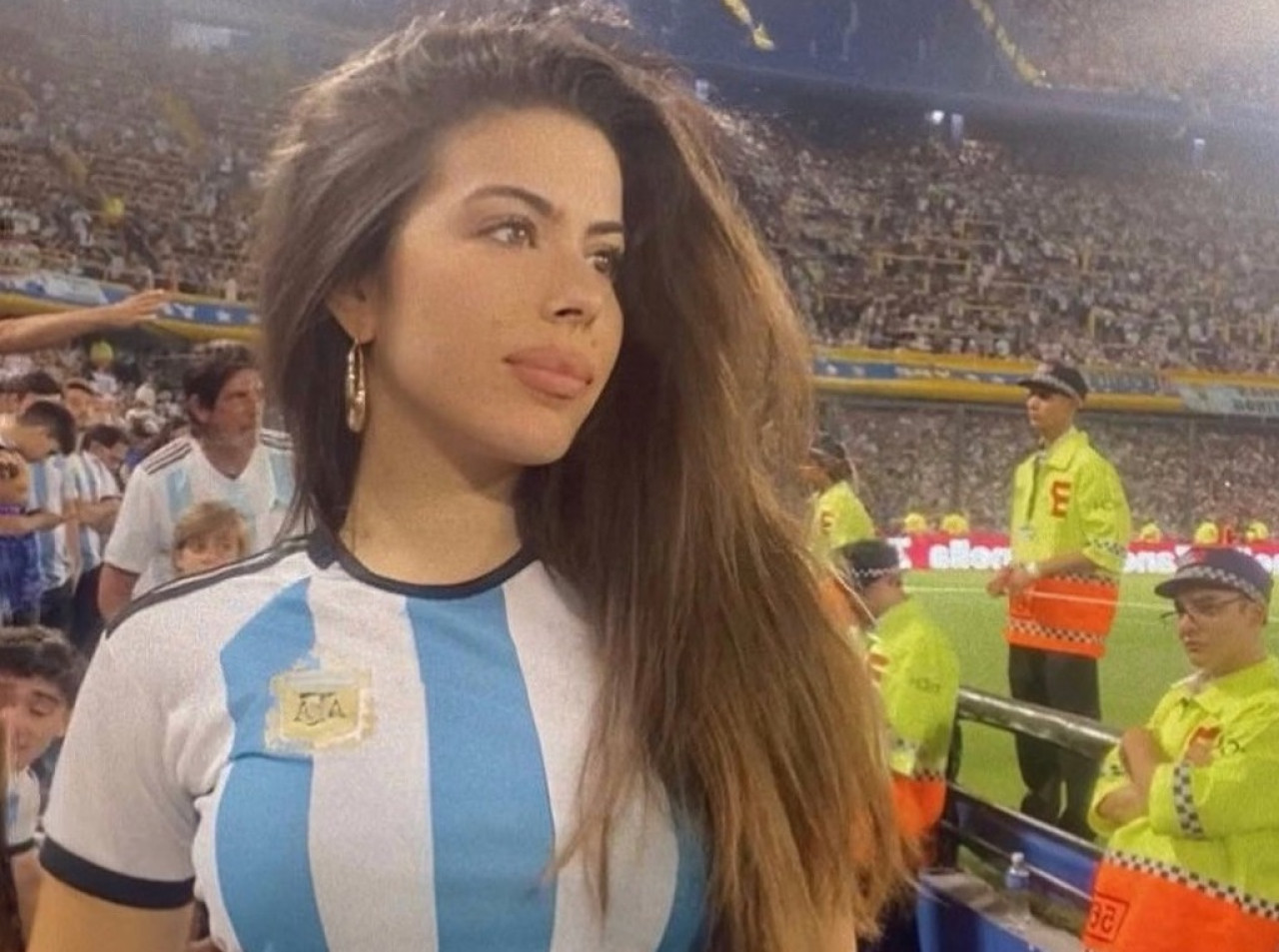 Sara Duque alentando a Argentina en la Bombonera. Foto: Instagram @saralduque.