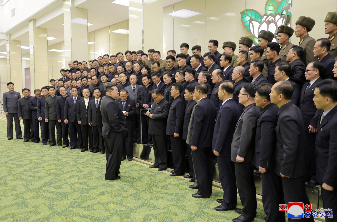 Kim Jong-Un visitó científicos que trabajaron en el satélite espía. Foto: Reuters.