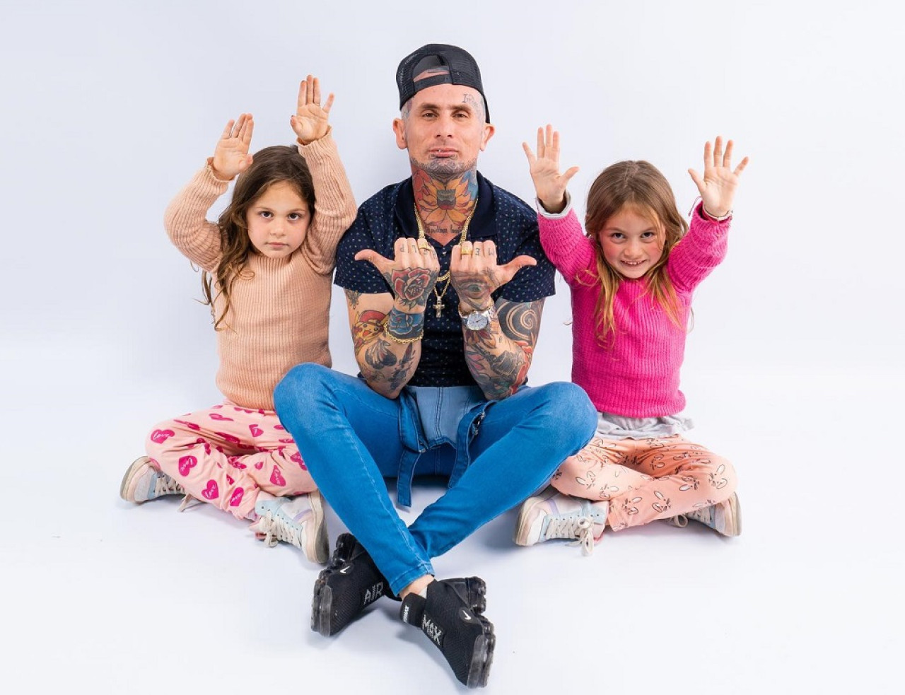 Emanuel Noir junto a sus dos hijas, Emma y Martina. Foto: Instagram @emanuelnoir.