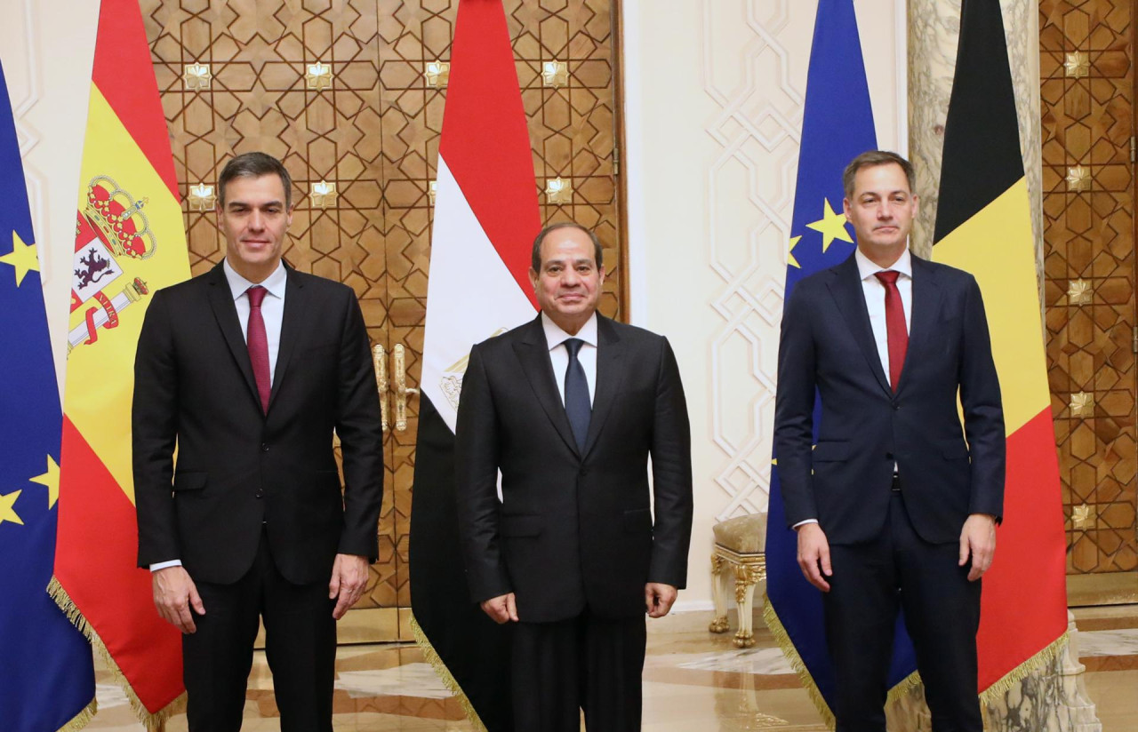 Pedro Sánchez, Abdul Fattah al-Sisi (presidente de Egipto), y Alexander de Croo. Foto: EFE