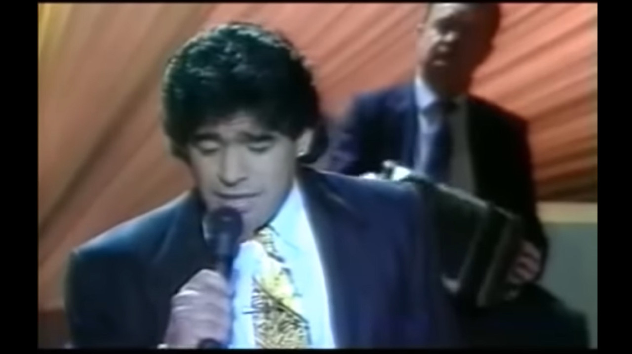 Diego Maradona interpretando el tango "El sueño del pibe". Foto: Captura de video.
