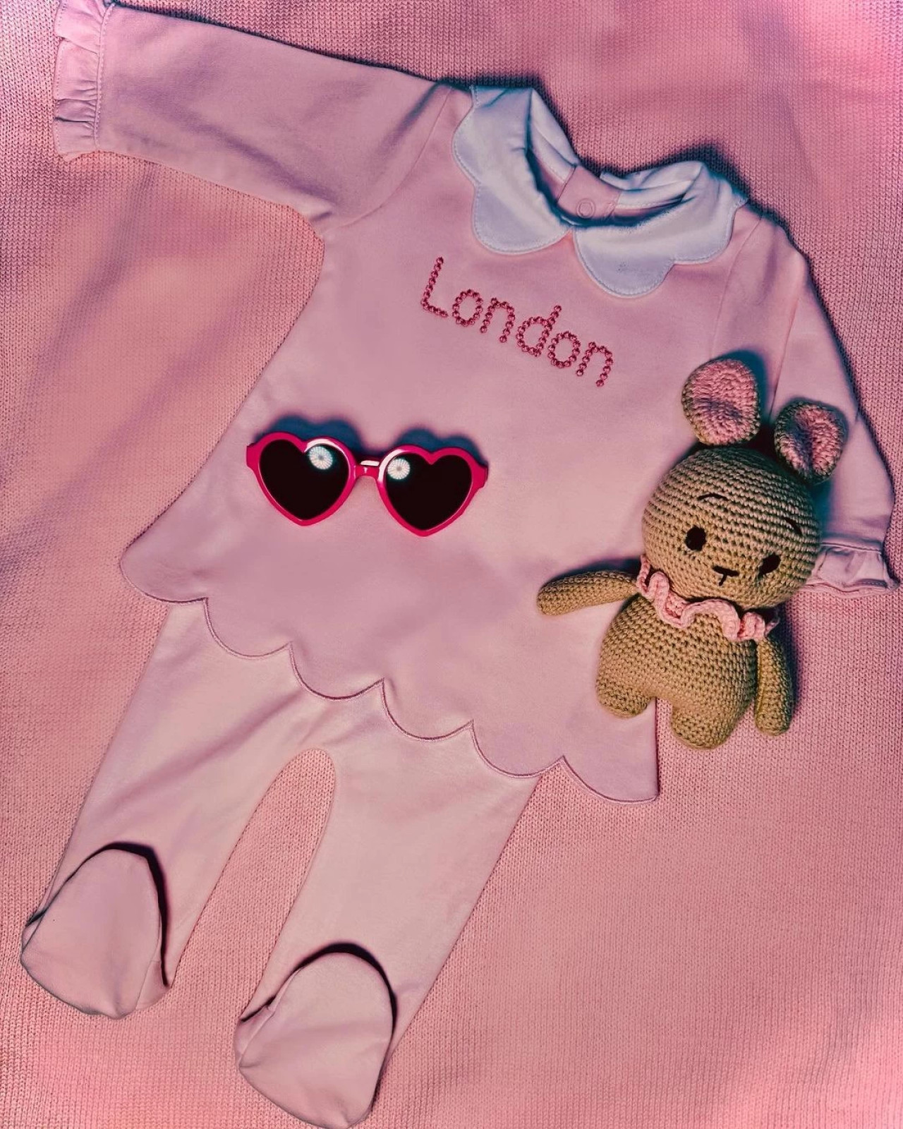 Ropa de la hija de Paris Hilton. Foto: NA.