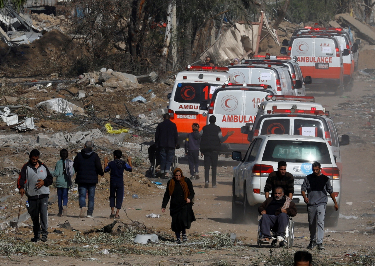 Durante la tregua: ambulancias se dirige hacia el norte de Gaza _Reuters