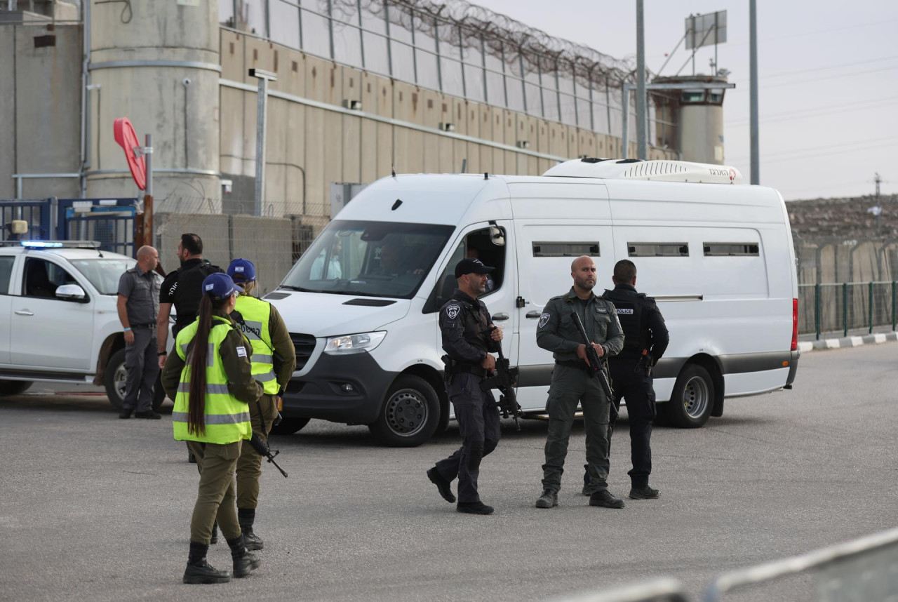 La seguridad esperando que se liberen rehenes. Foto: EFE