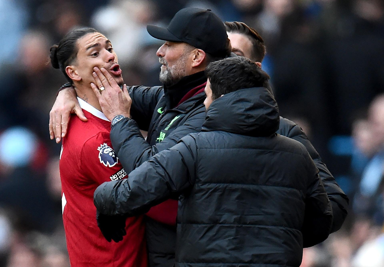 Jürgen Klopp debió frenar a Darwin Núñez. Foto: EFE