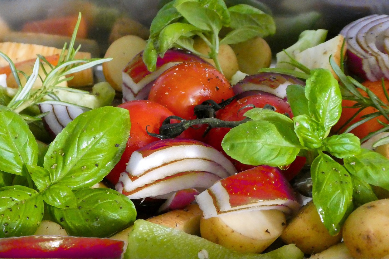 Albahaca, tomates y cebollas. Foto: Unsplash.