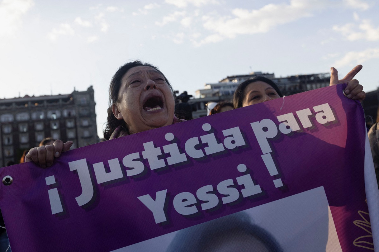 El reclamo de una madre en el Día Internacional de la Eliminación de la Violencia contra la Mujer en México. Foto: Reuters.