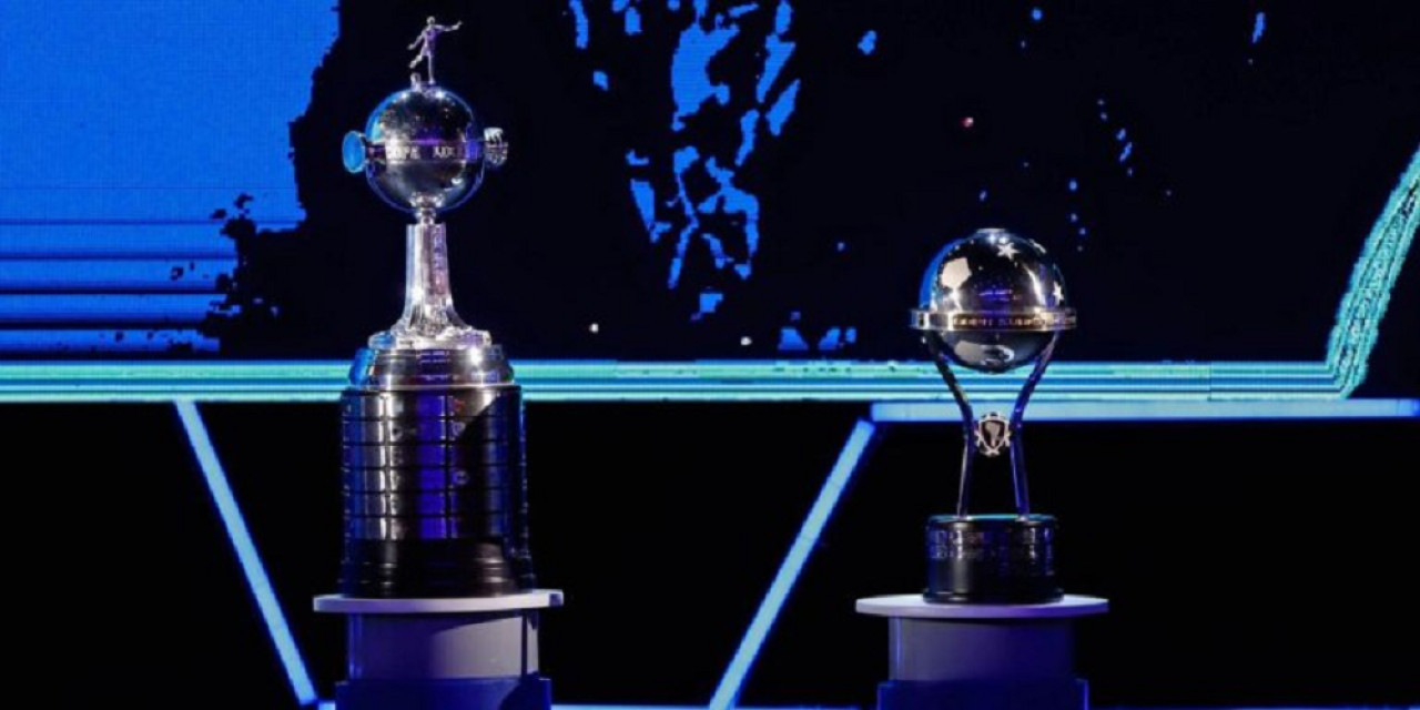 Los trofeos de la Copa Libertadores y la Sudamericana. Foto: NA.