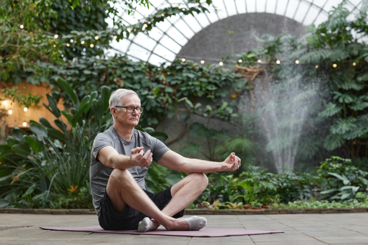 Hombre meditando. Pexels