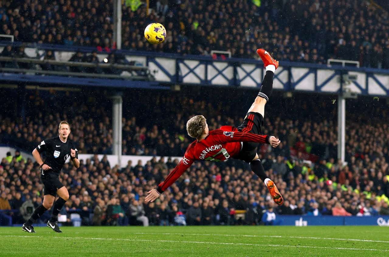 El golazo de Alejandro Garnacho a Everton. Foto: Reuters.