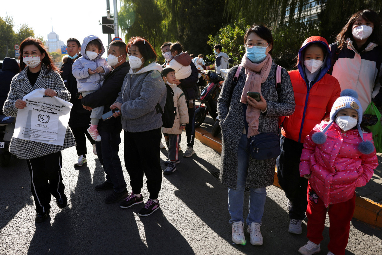 Aumentan los casos de neumonía en China. Reuters.