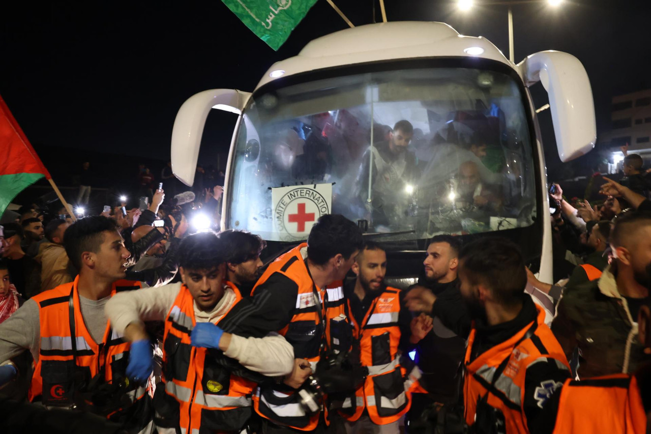 Autobús que transportaba a prisioneros palestinos liberados por Israel. Foto: EFE