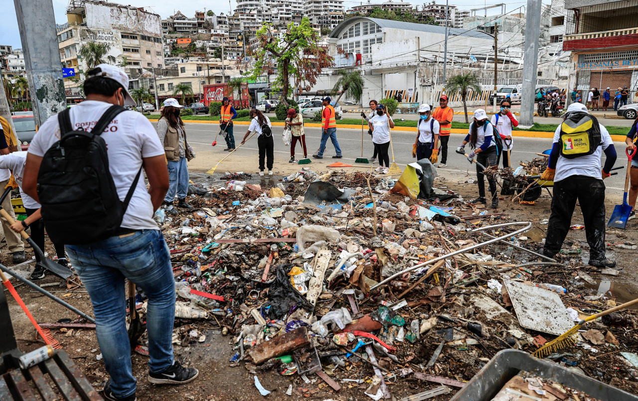 Basura y destrucción en Acapulco a un mes del paso de Otis. Foto: EFE
