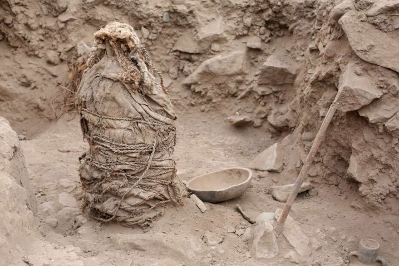 Descubren 5 momias en Perú. Foto: X/@AztecaNoticias