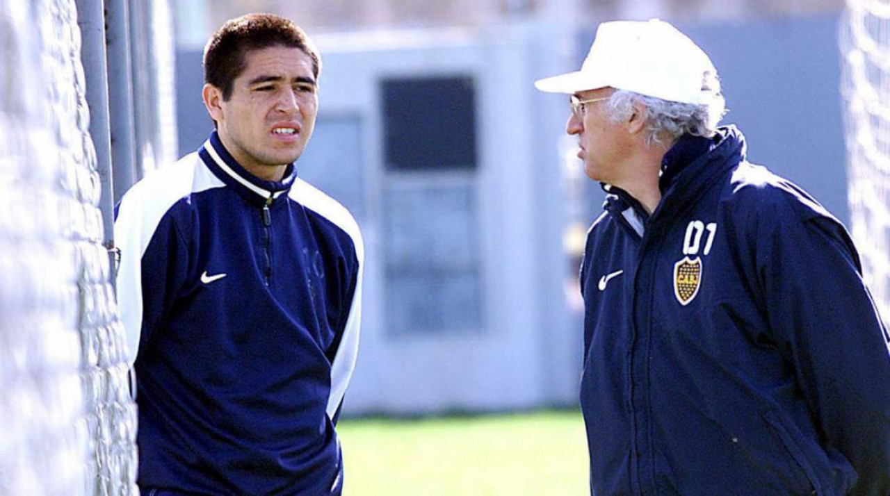 Riquelme siendo entrenado por Bianchi.