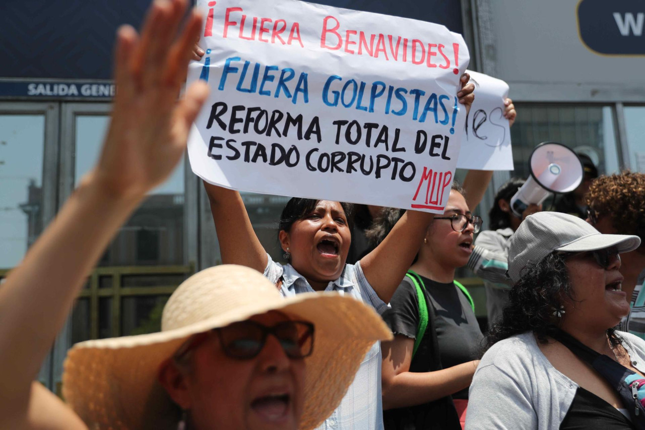 Manifestantes protestan en contra de Benavides. Foto: EFE