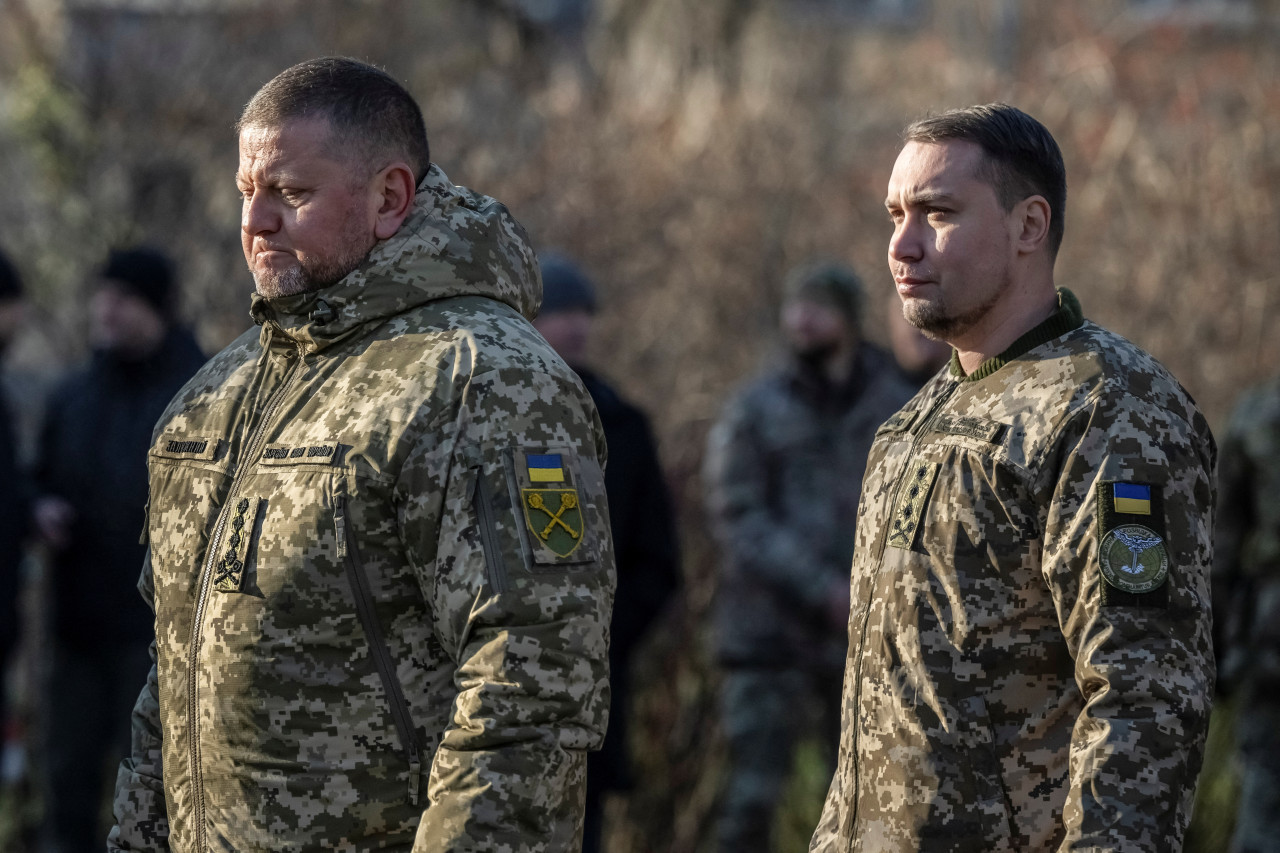 Altos comandantes militares ucranianos visitan un monumento a las víctimas del Holodomor en Kiev. Reuters