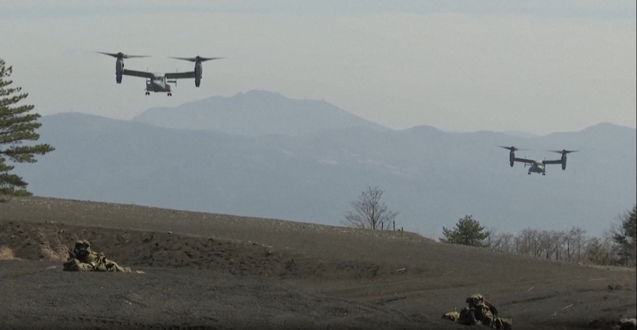 El Bell-Boeing V-22 Osprey que se estrelló en Japón. Foto: Captura / Reuters.