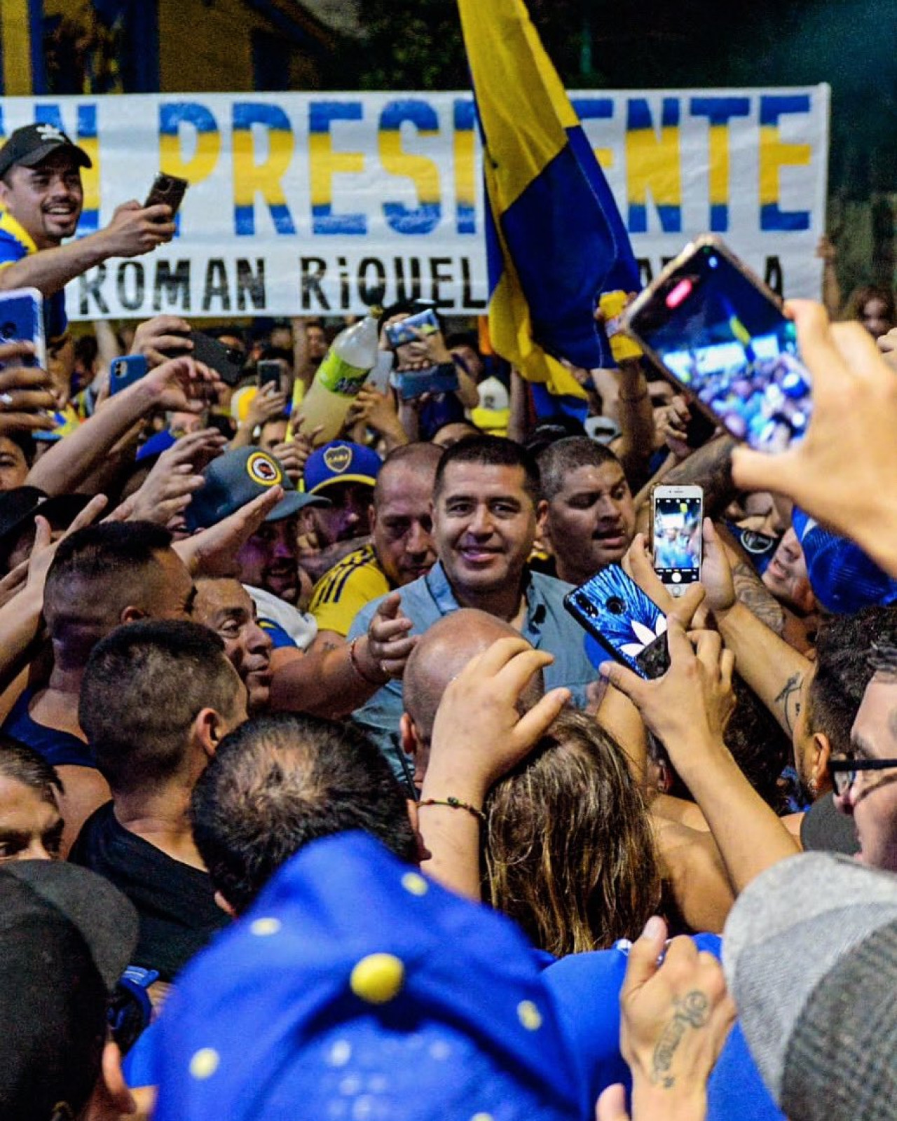 Juan Román Riquelme recibió el cariño de los hinchas de Boca. Foto: Twitter TodoSobreJRR10.