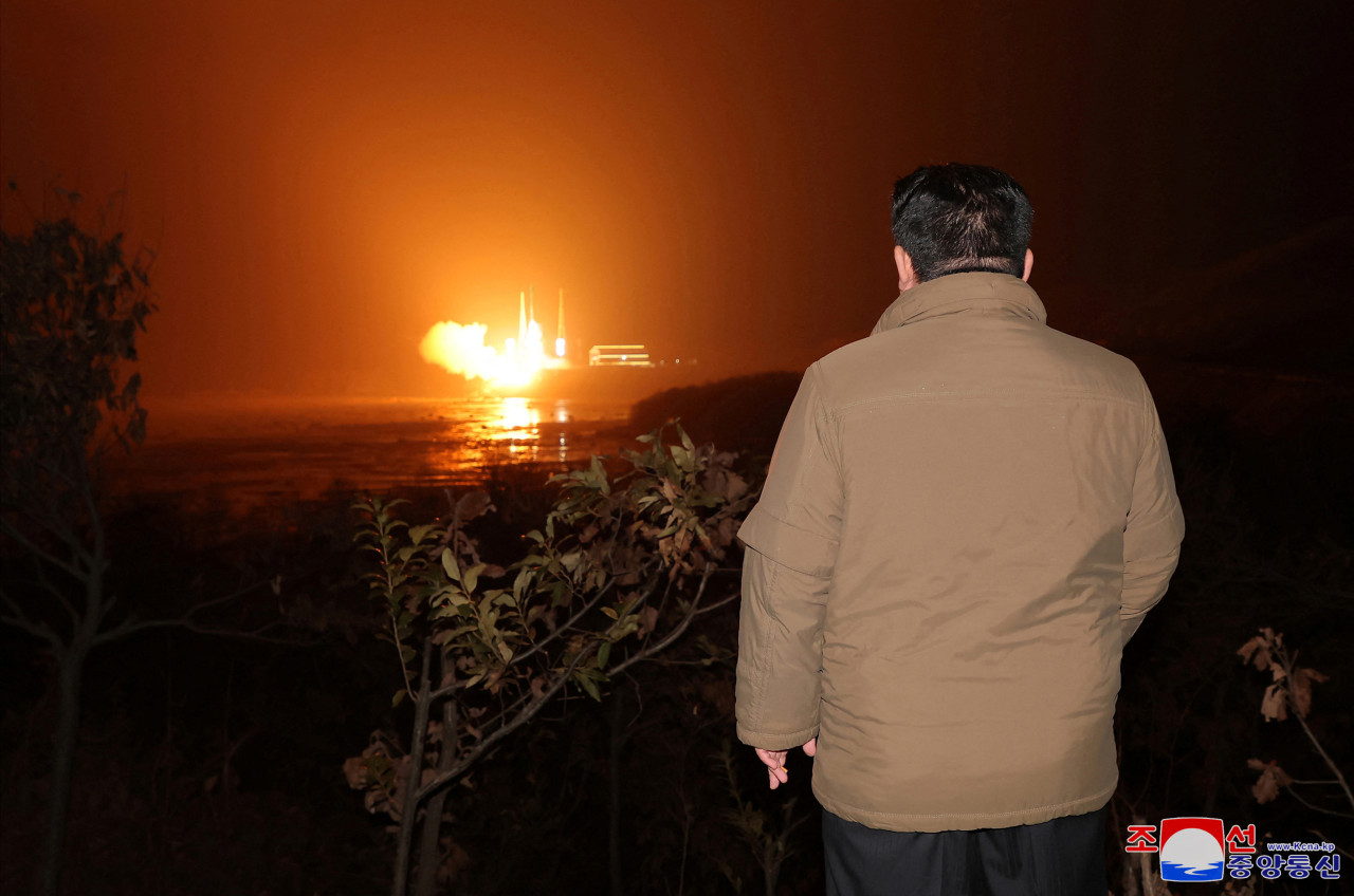 El líder norcoreano Kim Jong Un observa el lanzamiento de un cohete con un satélite espía en una localización identificada como la provincia Gyeongsang Norte de Corea del Norte. Reuters.