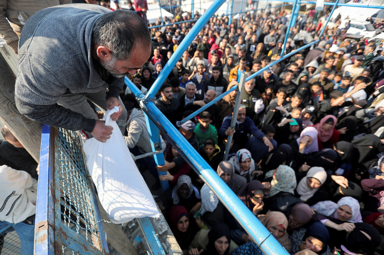 La UNRWA entrega bolsas de harina a gazatíes. Foto: Reuters.