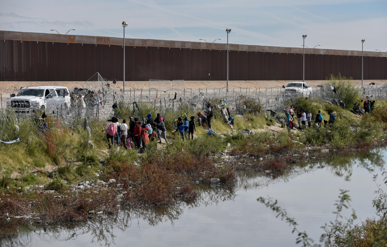 Cientos de migrantes quedan varados con temperaturas bajo cero en el río Bravo entre México y los Estados Unidos. EFE