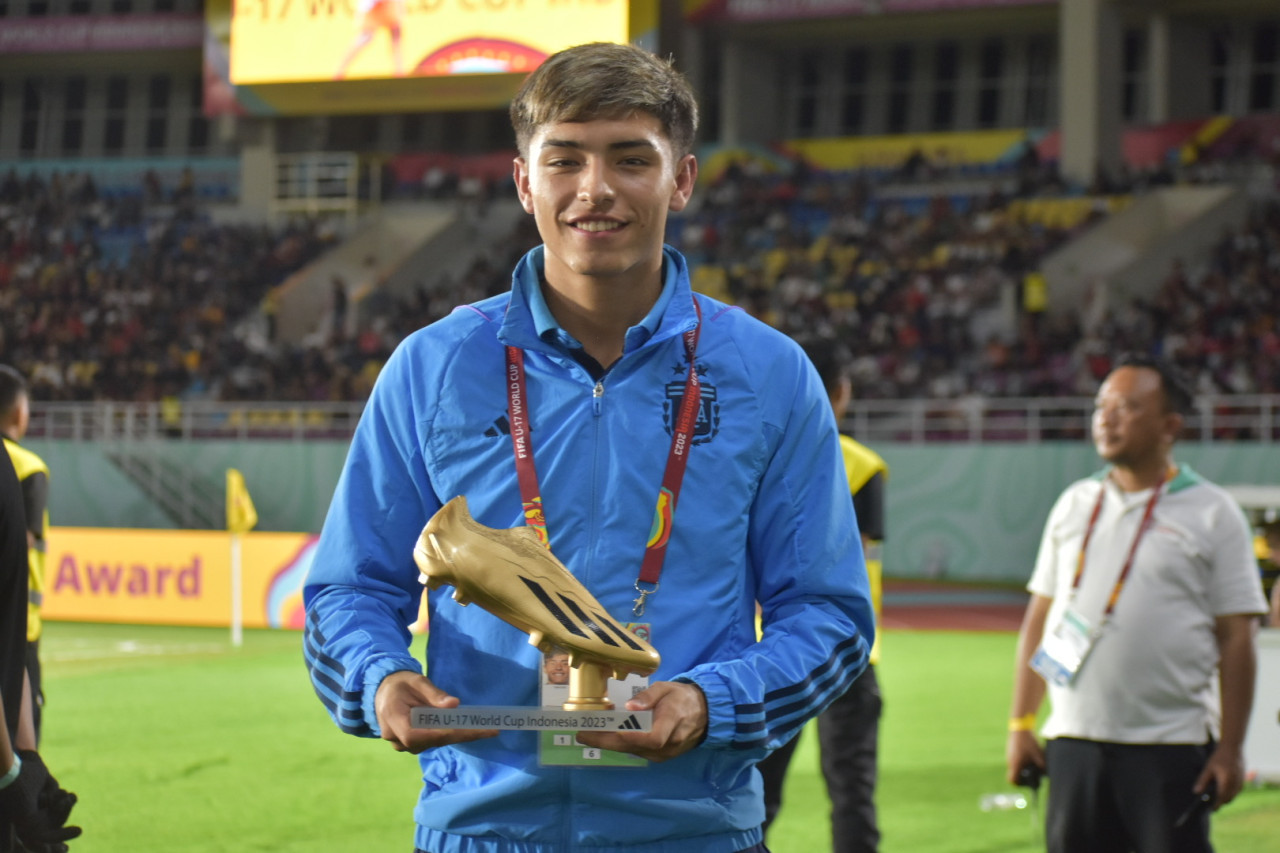 Agustín Ruberto con la Bota de Oro del Mundial Sub 17 de Indonesia. Foto: @Argentina.