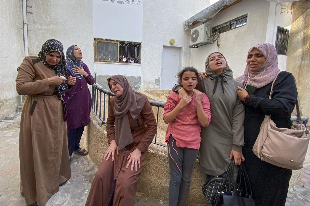 Familias gazaties padecen el regreso de los ataques en Gaza. Foto: EFE.