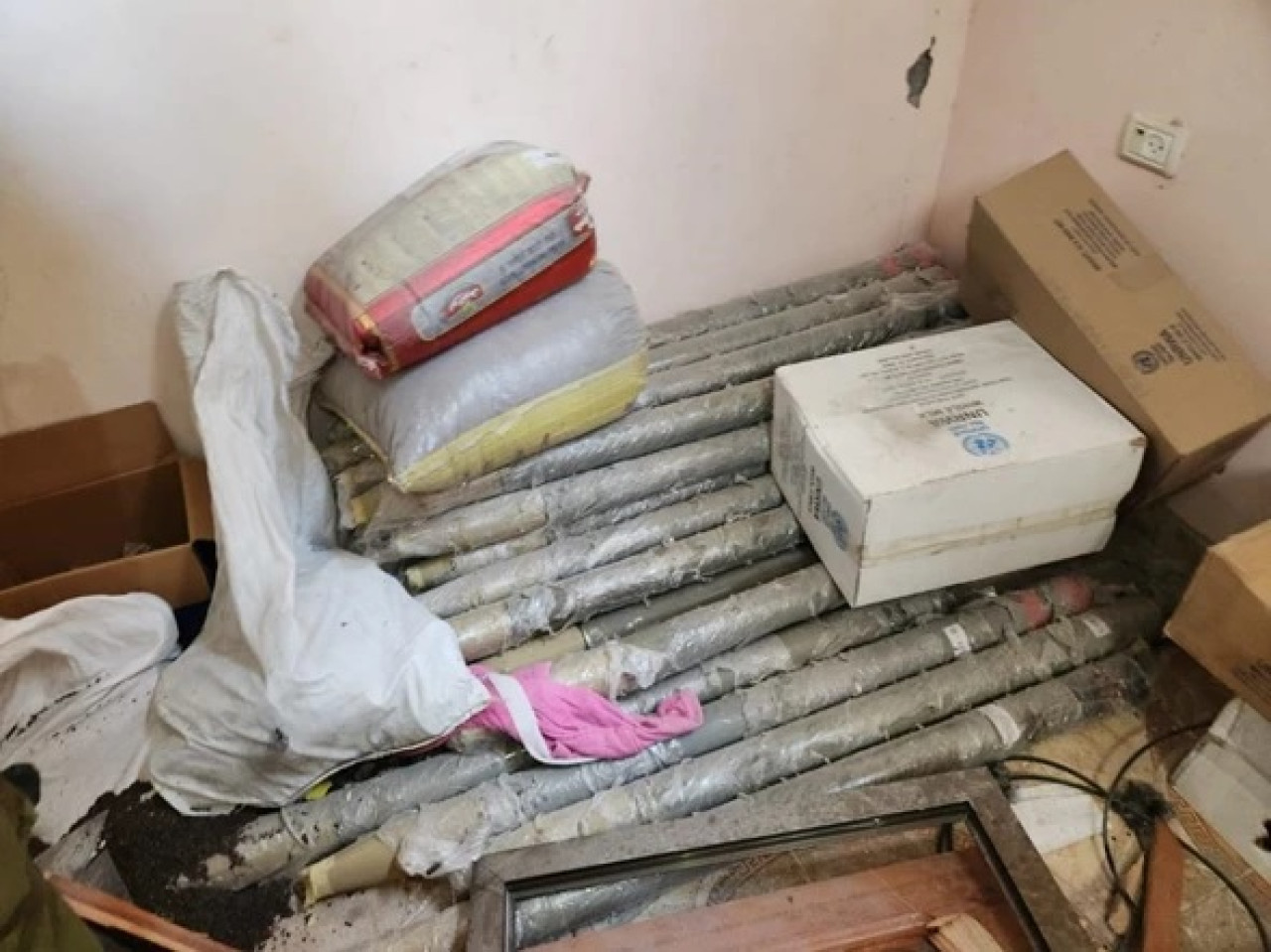 El Ejército israelí encontró misiles en una oficina de la UNRWA. Foto: FDI