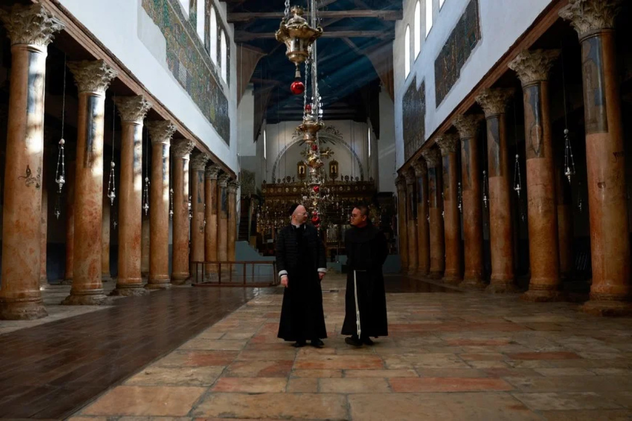 Religiosos en la iglesia de la Natividad en Belén. Foto: Reuters.